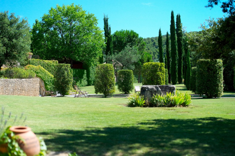 Khu vườn rộng với nhiều góc trang trí tiểu cảnh là nét đặc trưng của những ngôi biệt thự vườn